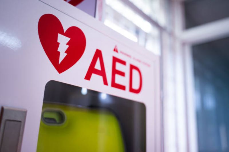 AED je kratica za napravo, ki rešuje življenja