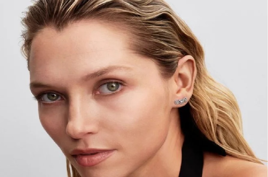 Naj srebrni uhani Pandora poskrbijo za vaš sijaj